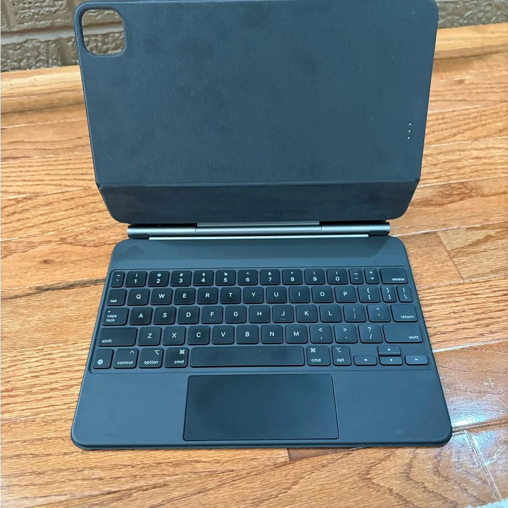 Apple Magic Keyboard for 11” Ipad Pro in Black